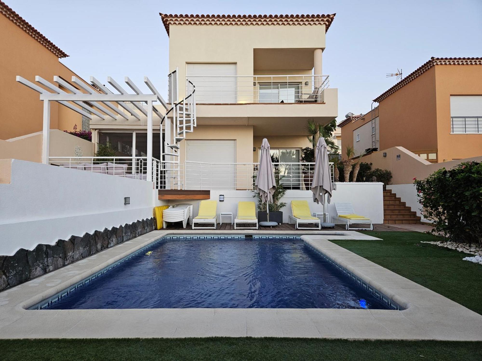 My Island Escape - Sea Views - Private Pool, Sauna Willa *